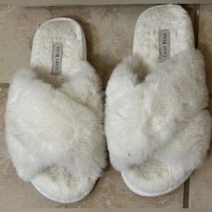 Cozy Bliss White Fluffy Slippers Women's Sz M (Fits Sz 8)